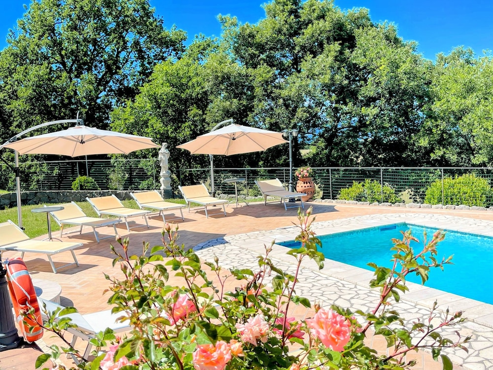 Charming Villa in Umbria - Sleeps 16 - Lake View - Pool, Jacuzzi and Events Room