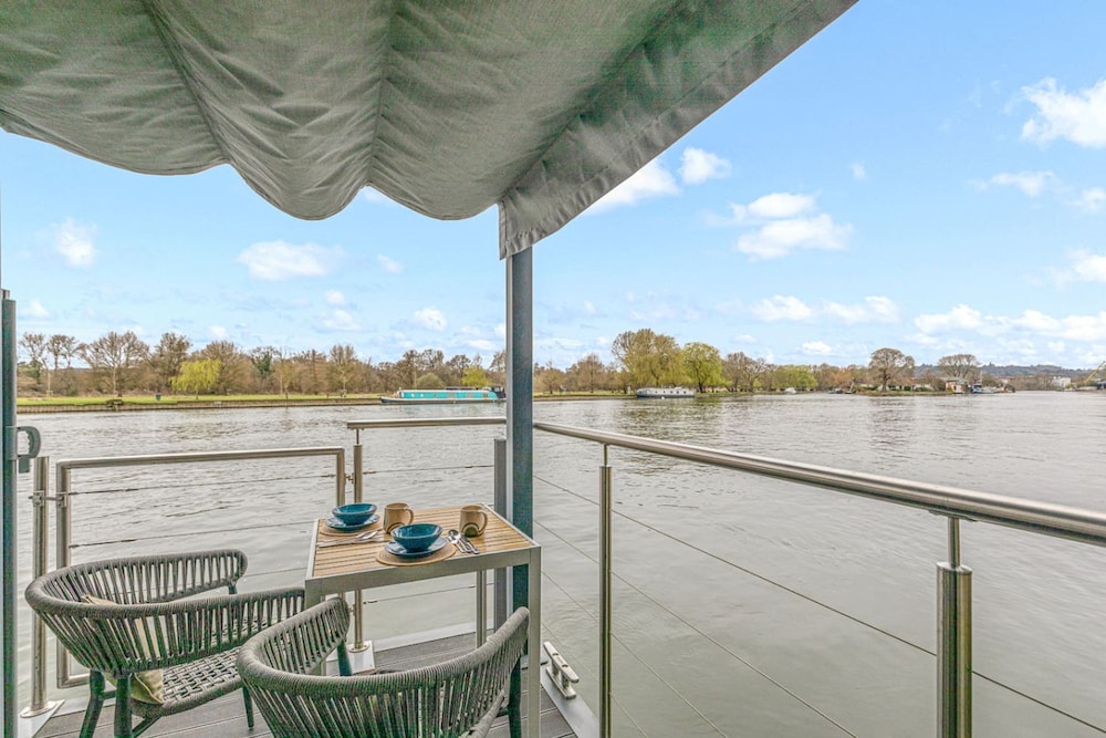 Ondine Houseboat on the Thames - From 160 Per Night