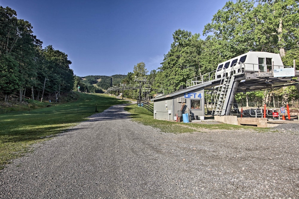 4 Mi to Massanutten Resort: Family Home w/ Views!