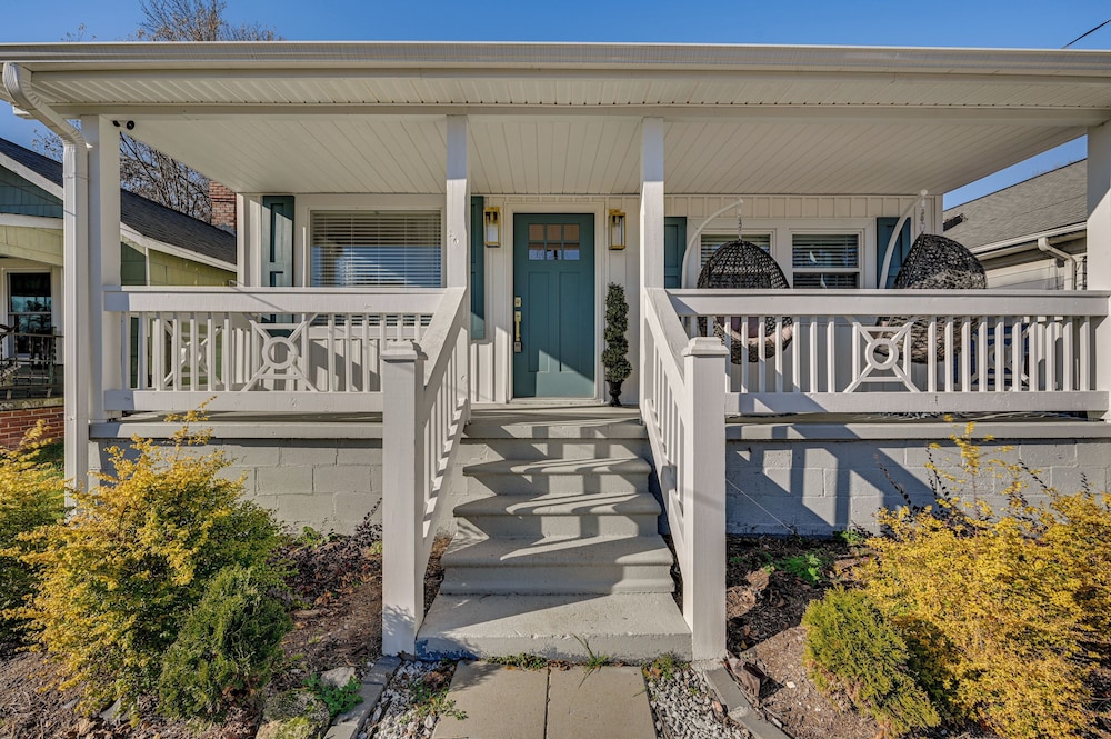 < 3 Mi to Dtwn: Modern Cottage in Greenville!