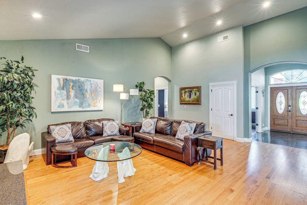 Luxe Vineyard Villa w/ Views & Fire Pit in Loomis!