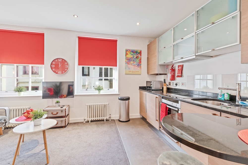 Majestic Mews Apartment with Free Parking | By My Getaways