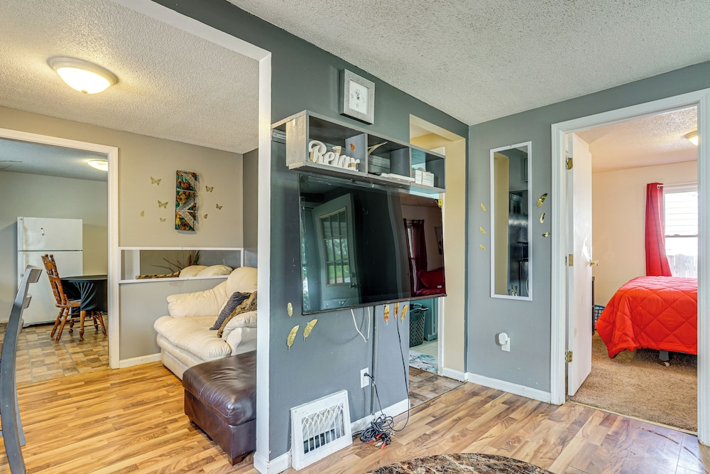 3 Mi to Dtwn Fort Wayne: Home w/ Deck & Yard!