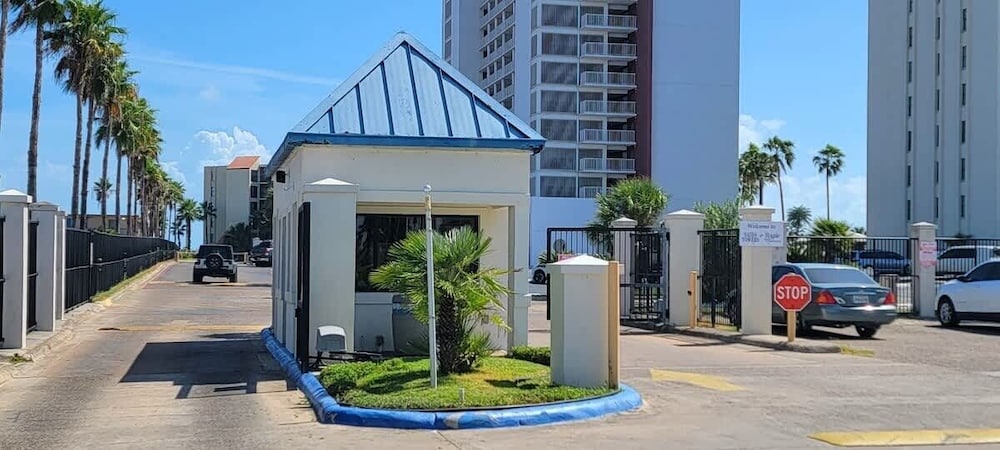 Saida Beachfront Luxe Condo Two Heated Pools 2 Bedroom Condo