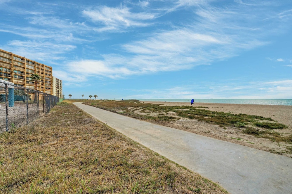 Private Balcony w/ Ocean View Pool & Hot Tub Access Ocean Echo by Avantstay