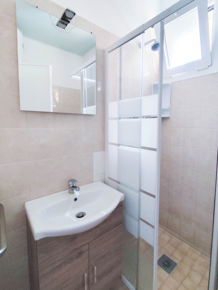 Comfy Apartment With Pool Access