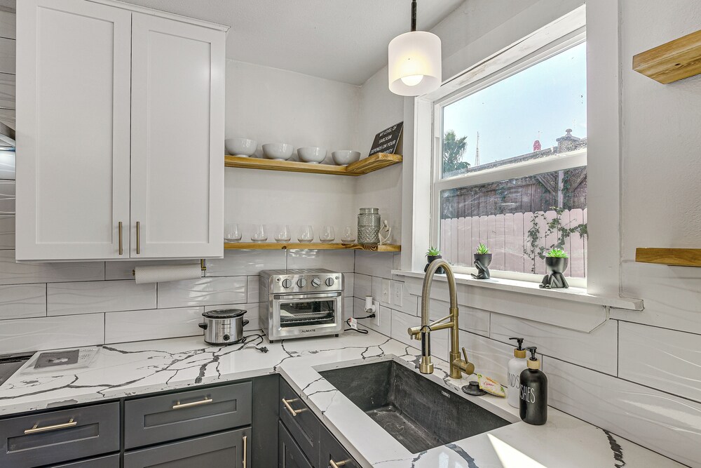 Pet-friendly Galveston Retreat < 1 Mi to Beaches!