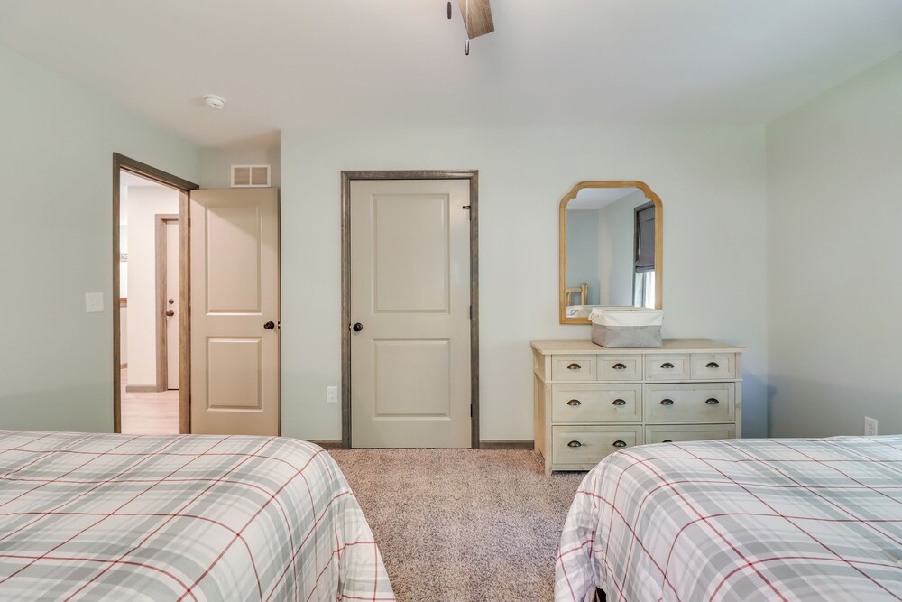 Hot Tub & Community Beach: Albrightsville Home!