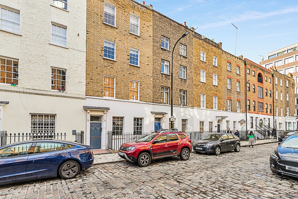 One-bedroom Abode With A Balcony In Central London