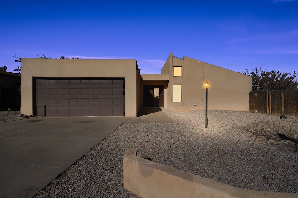 Albuquerque Escape Hot Tub + Atrium 4 Bedroom Home