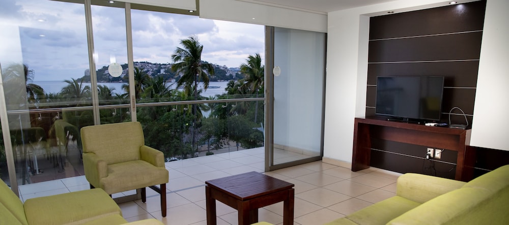 Ramada by Wyndham Acapulco Hotel  Suites - Property Image 56