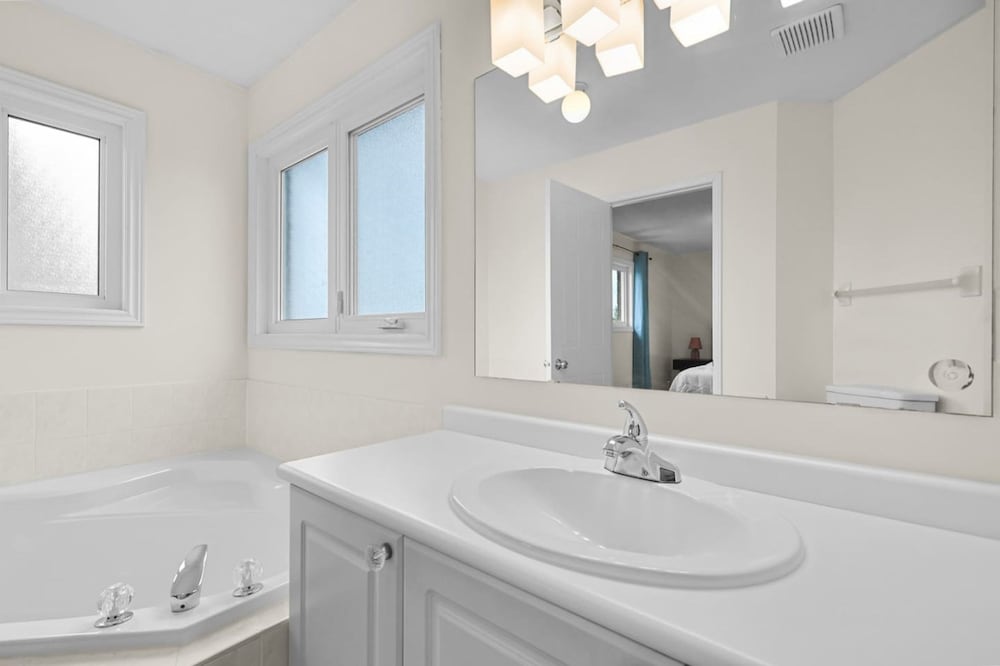 Newly Renovated 3BR in Whitby Family-friendly