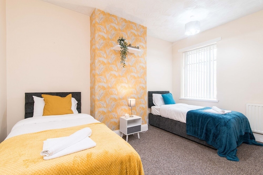 Contractor 4-bed House in Coventry view 3