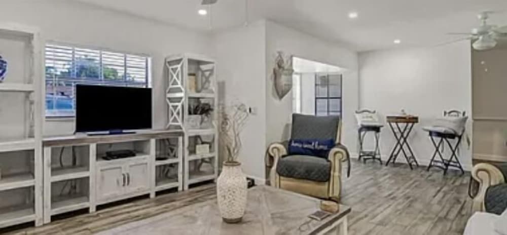Luxury Pool Dog Friendly Central To Naples And Marco Island By Sky Run Naples 3 Bedroom Home