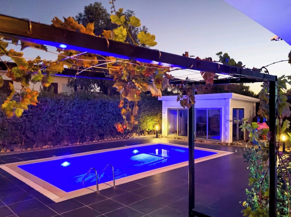Villa for 9 Guests, Pool, Parking, Walk to Beach