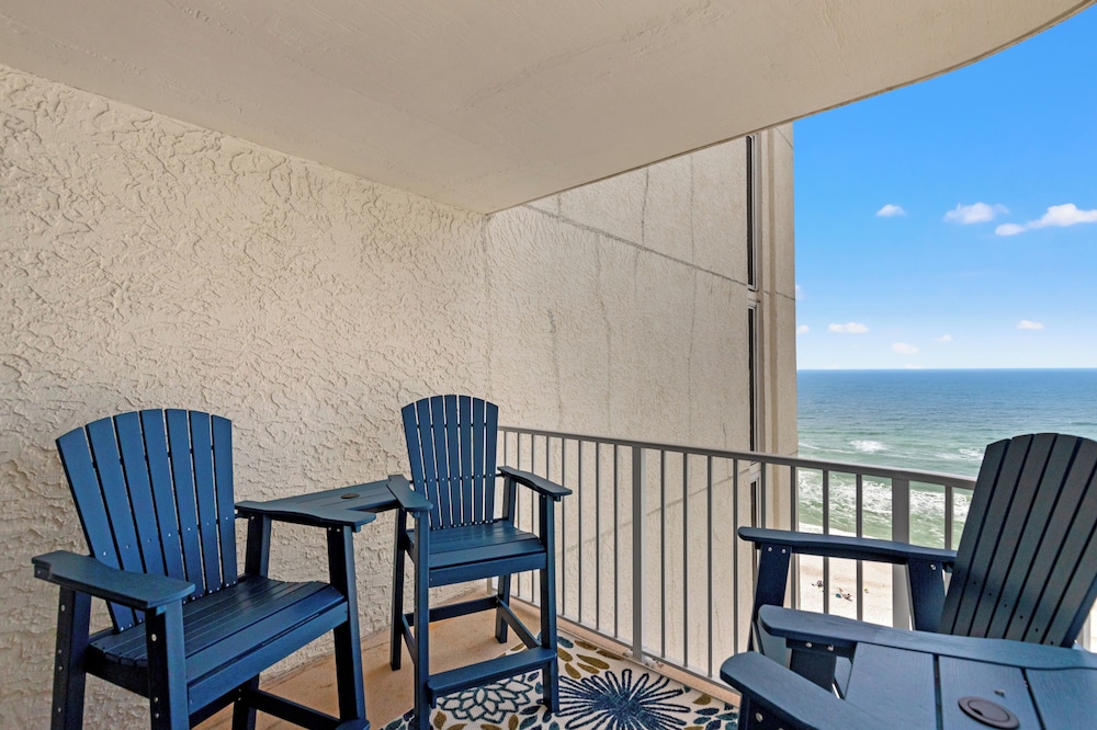 Coastal Hideaway: Cozy Beachfront Studio Sleeps 4 With Stunning Views!