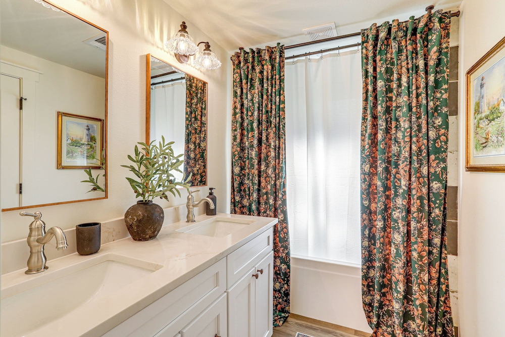 Greers Ferry Lake Retreat: Game Room + Fire Pit!
