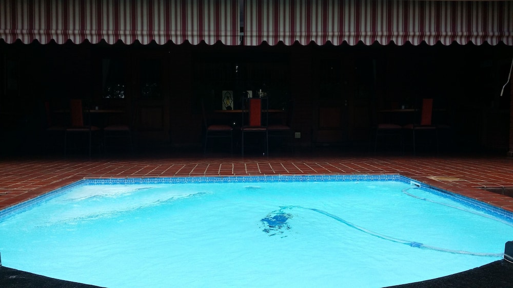 The Woodpecker Inn - Image 3