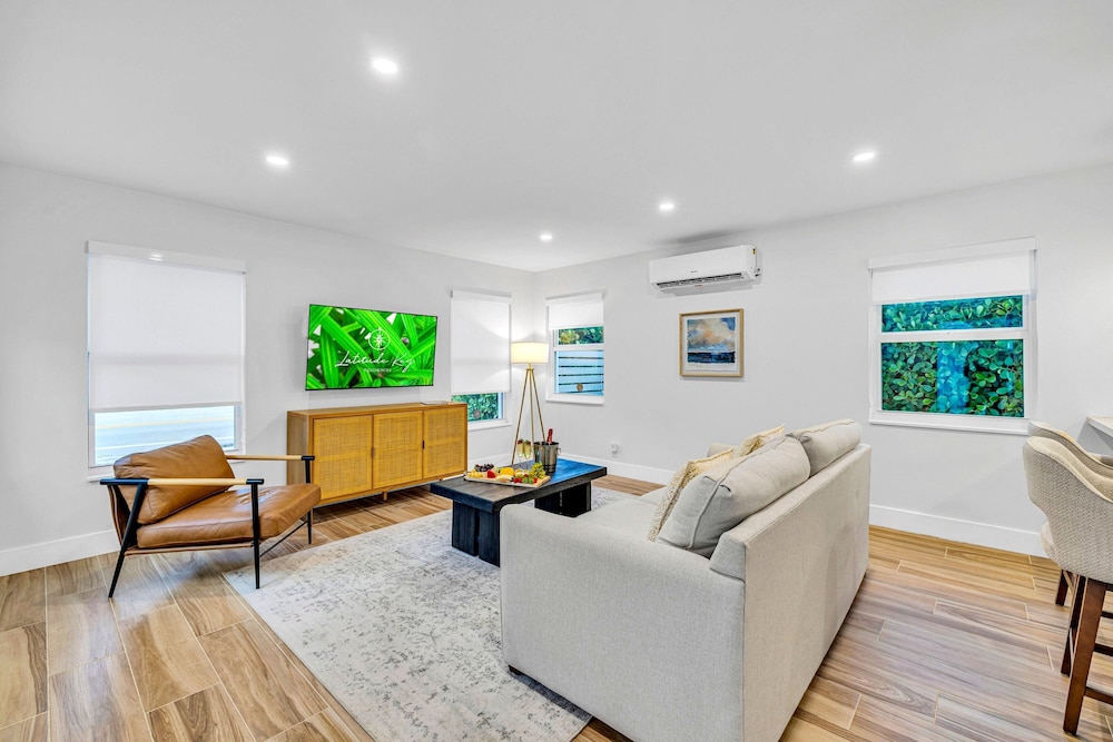 Beach Condo King Bed Lush Patio w BBQ Birch Key One