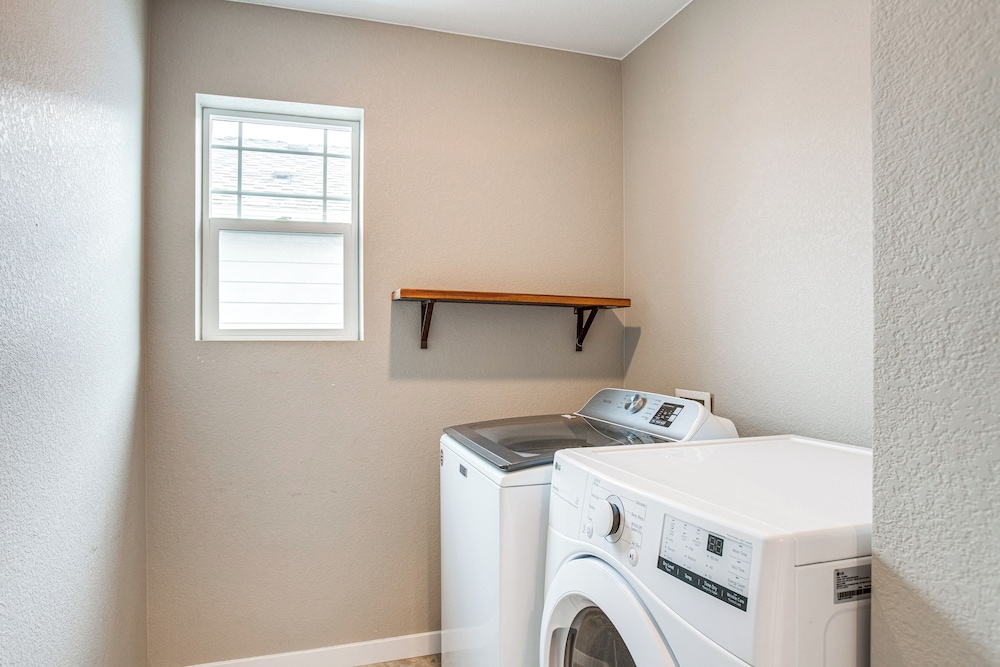 Perfect for Families! Quiet Aurora Home