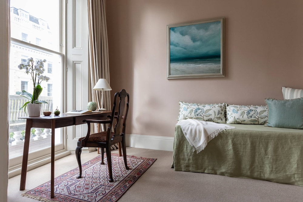 Southwell Gardens II by Onefinestay