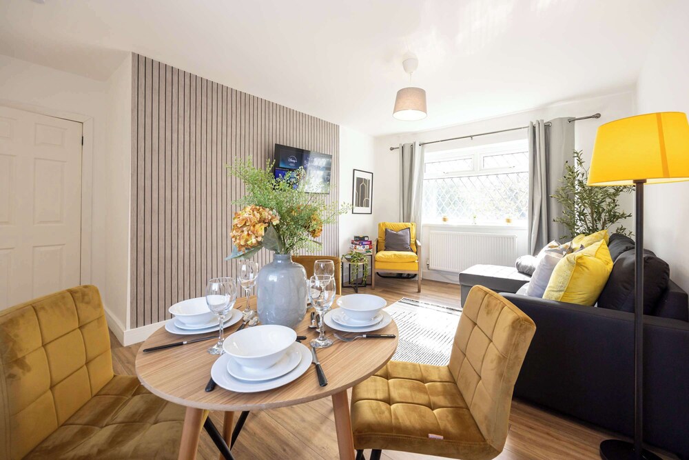 Spacious Apartment Near MCR Airport