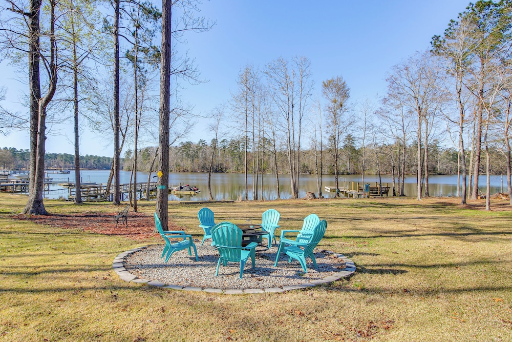 Private Dock, Fire Pit: Lake Murray Family Escape!