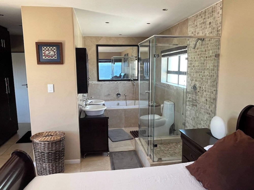 Whispering Waves - Serene Langebaan Getaway With Breathtaking Views