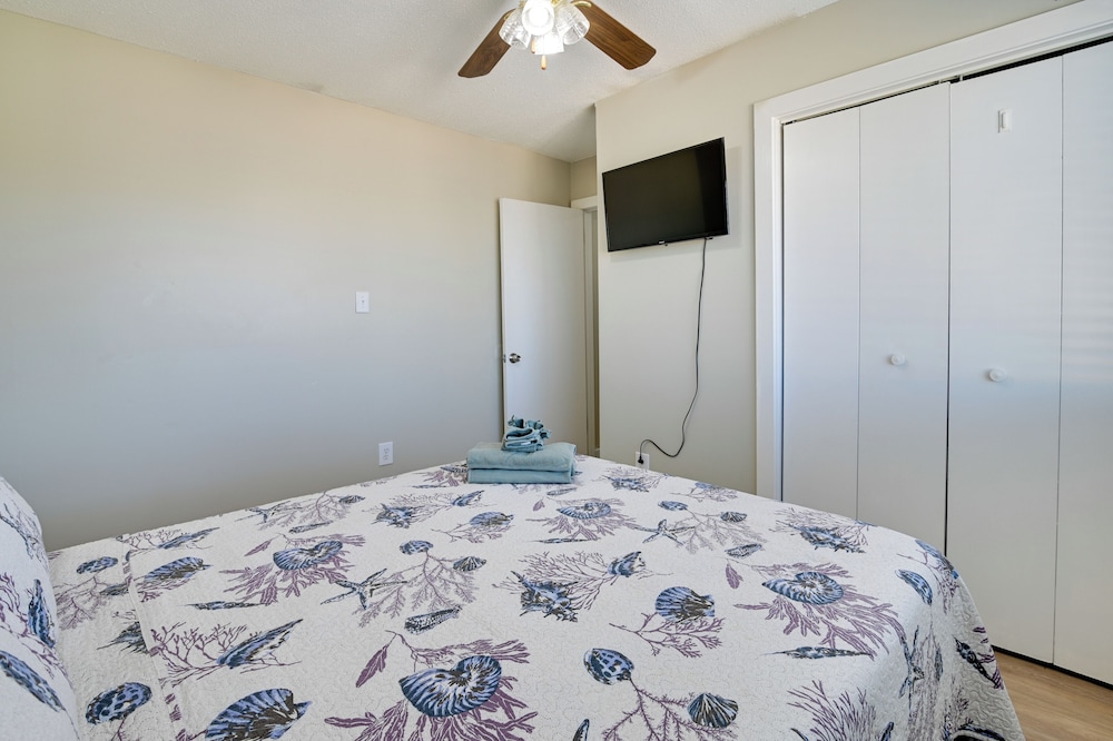 Walk to Beach + Pier: Myrtle Beach Getaway w/ Deck