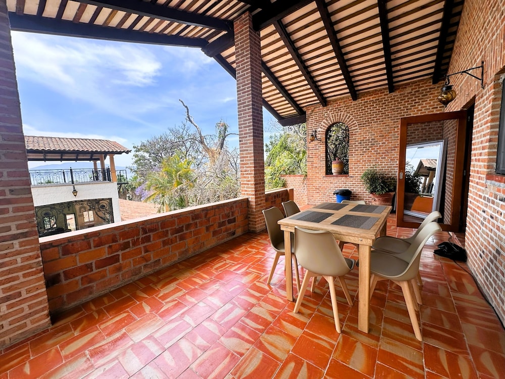 Anana Rancho San Rafael Pool and Lake Views