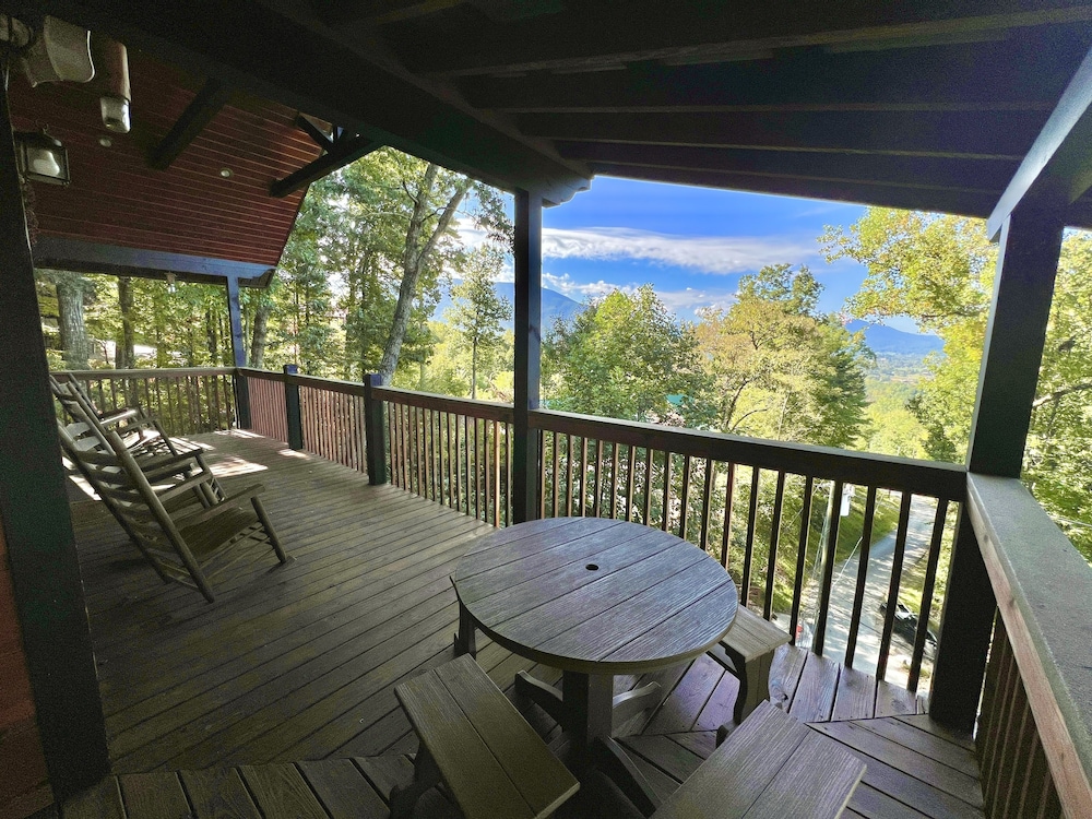 Picture Perfect 2 Bedroom Cabin by RedAwning - Property Image 16