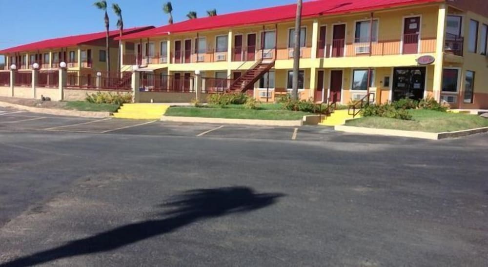 Deluxe Inn Airport