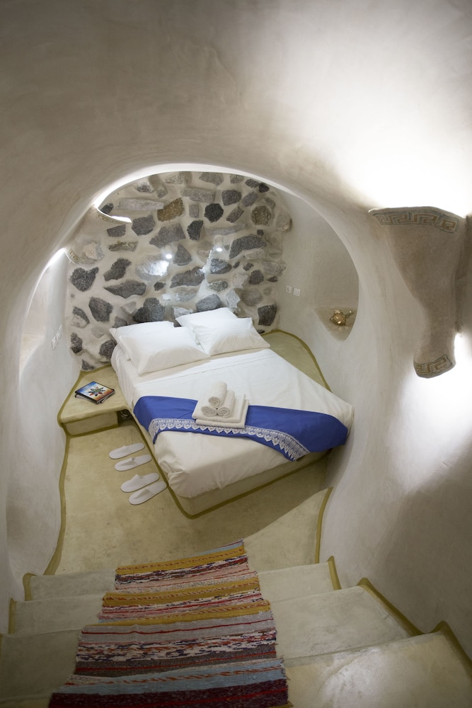 Aura Caves