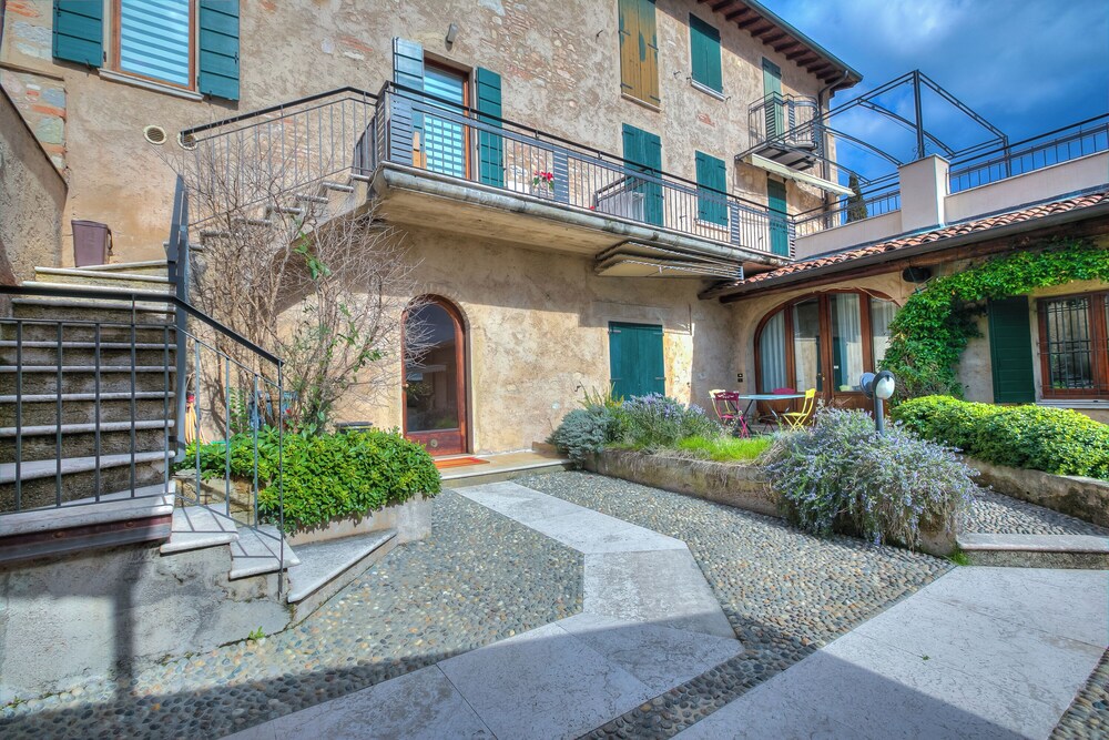 Mirabella Lake View & Private Parking