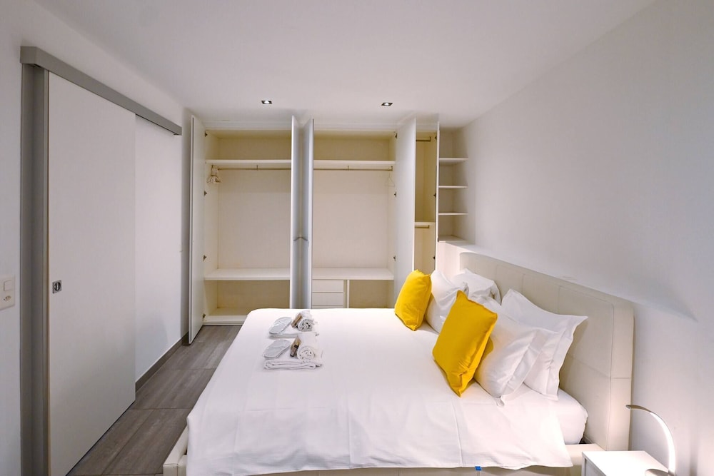 Sunny Suite With Lake View
