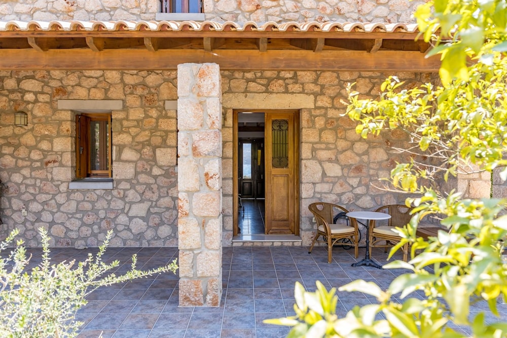 Sea Front Stone Villa Near Monemvasia