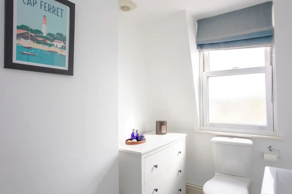 Bright2 Bedroom Apartment With Roof Terrace in Wimbledon
