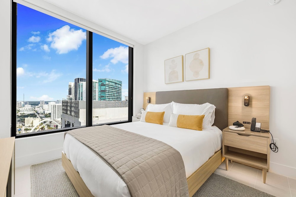 Experience Luxury & Bayfront Views