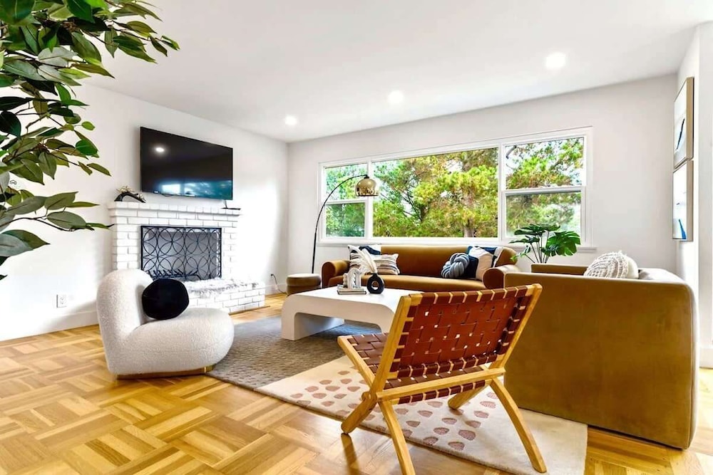 @ Marbella Lane - Stylish 4BR w/ Revitalizing View