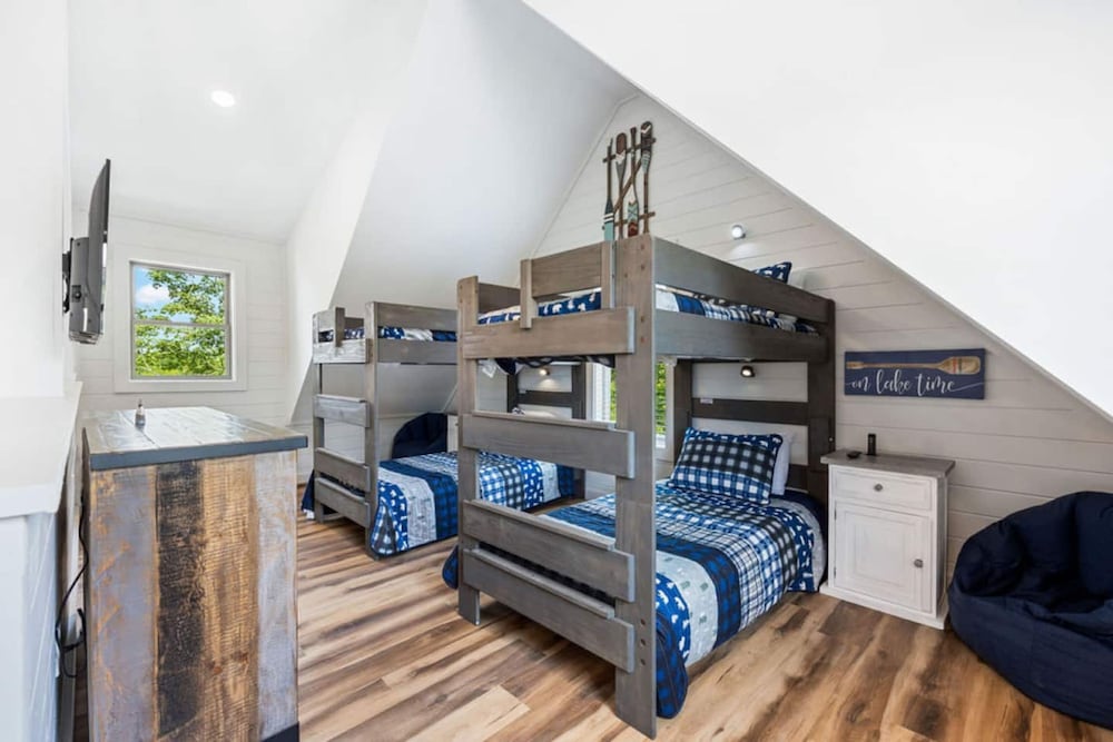 Luxury Cabin Lake Views EV Charger Game Room