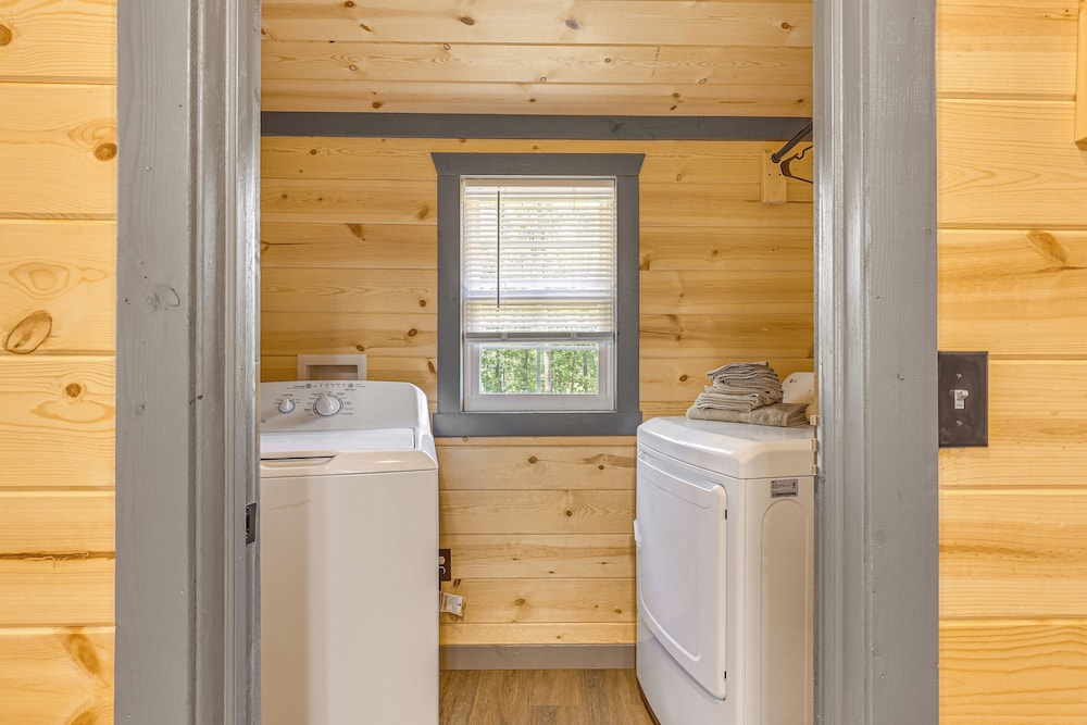 Charming Couples Cabin on 40 Acres in Zanesville