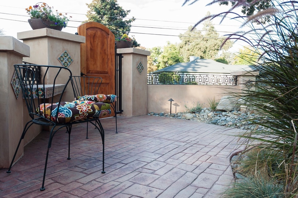 Large Groups Sequoia Park, CA Coast Wineries, Skiing. Enjoy Fire Pit, Hot Tub, Outdoor Kitchen