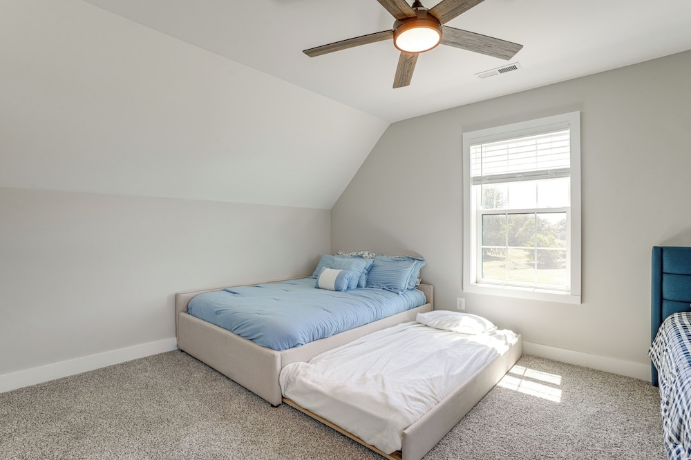 5 Mi to Lake Anna State Park: Modern Family Home!