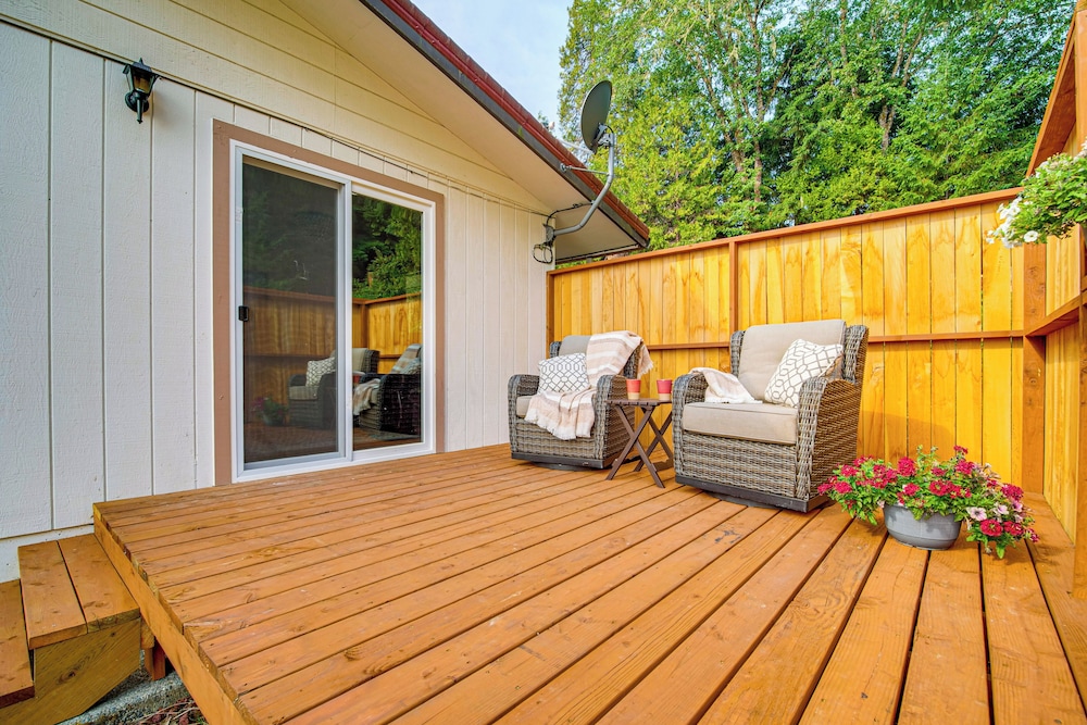 4 Mi to River: Umpqua Valley Villa w/ Fire Pit!