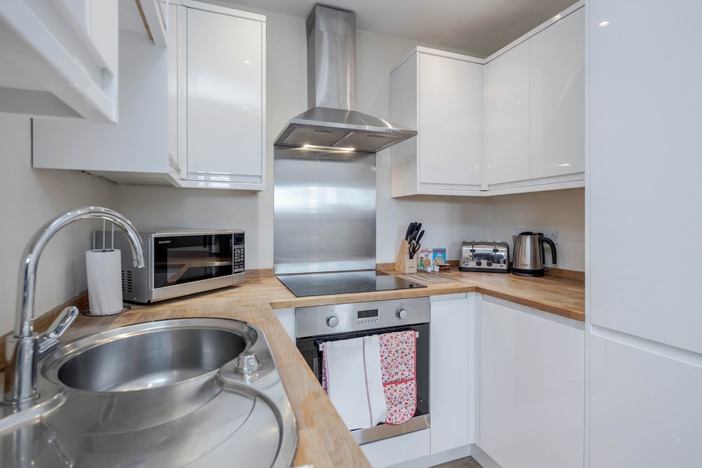 Luxury 1 Bedroom Apartment with Parking