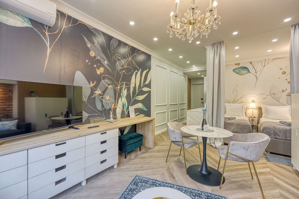 Boutique Downtown Studio with Balcony 1