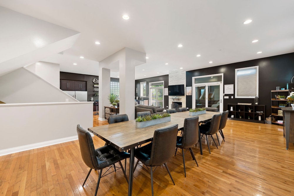 Spacious Luxury Retreat 8 Bed Oasis With 6 Baths