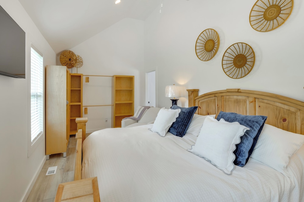 Group Getaway: Lakefront Retreat in Fayetteville!