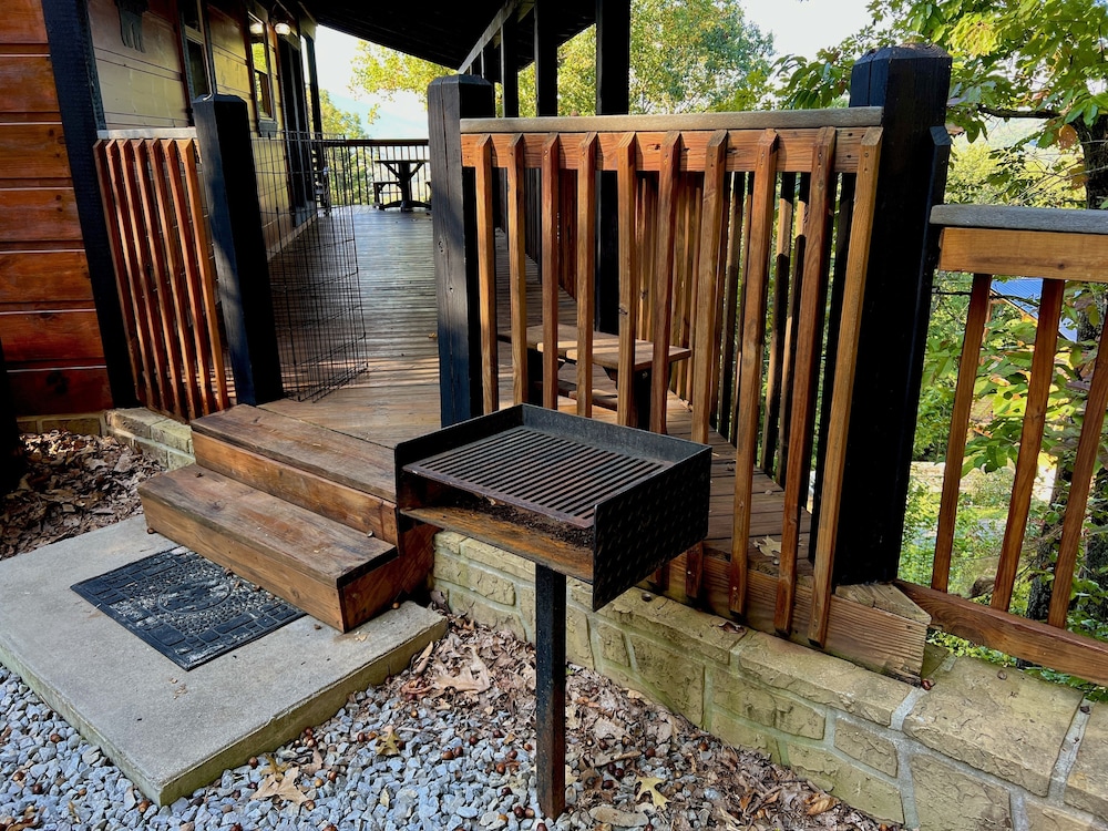 Picture Perfect 2 Bedroom Cabin by RedAwning - Property Image 13