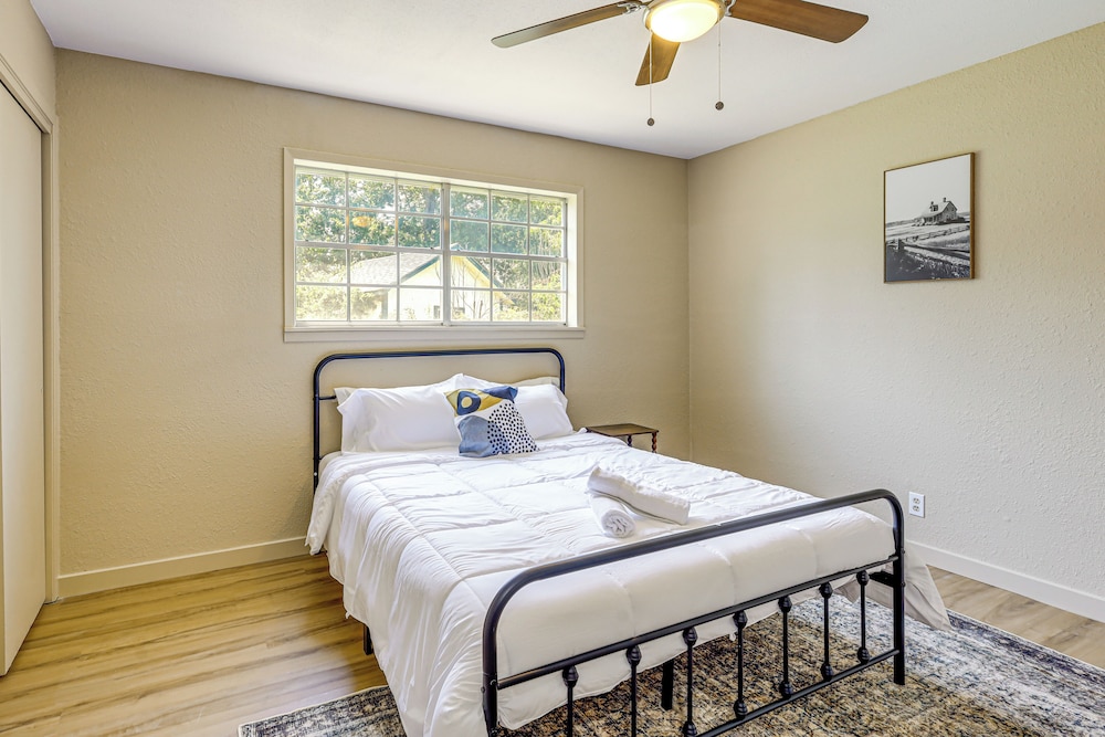 3 Mi to Dtwn! Group-friendly Getaway in Temple
